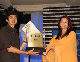 Srinivas Sunderrajan receiving award from Aishwarya Rai